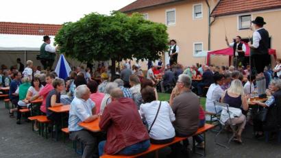Archivbild: grm
Jedes Jahr läßt sich der RC 07 Irchenrieth zu seinem Zoiglfest etwas Besonderes -wie hier der Auftritt von Goisl-Schnalzern- einfallen. Heuer sorgen Fernsehmusikstar Andreas Hastreiter und die Spitzenband "Power Hoch 5" für Stimmung und Unterhaltung.