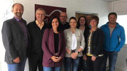 Bild: exb
Reinhard und Kerstin Zeus (Vierter und Fünfte von links) sprachen mit den Mitgliedern der CSU Waldershof über den Einzelhandel in der Kösseinestadt.