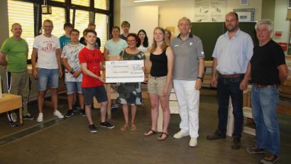 Bild: wro
Den symbolischen Scheck übergaben die Klassensprecher der BHO 10a, Lena Hartmannsgruber (vorne, Vierte von rechts) und Korbinian Müller (vorne, im roten T-Shirt), gemeinsam mit Wolfgang Dietz, Jürgen Böckl, Schulleiter Wolfgang Eckstein und Helena Pecher (von rechts) sowie Thomas Gradl und Klassenleiter Michael Heinzmann (von links) an Edith Lippert (Bildmitte).