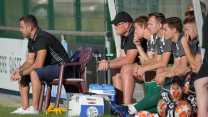 Bild: ref
Nicht nur Trainer Faruk Maloku (links) ist gespannt, wie der Bayernliga-Vizemeister das Scheitern in der Relegation verdaut hat. Im ersten Saisonspiel der DJK geht es gegen den Vierten der Vorsaison, den TSV Großbardorf.