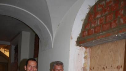 Bild: lk
MdB A Rupprecht, links, und 1. Bgm. Lothar Müller beim Zugang zu dem im Bau befindlichen Behindertenaufzug.