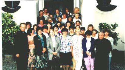 Bild: gi
Im Juli 1992 wurde der Katholische Frauenbund, Zweigverein Etzgersrieth, aus der Taufe gehoben und jetzt erhält er eine Fahne. Das Gründungsbild zeigt (vorne, von links): Bezirksbeirat Dekan Hugo Wagner, Bezirksvorsitzende Maria Grötsch, stellvertretende Diözesan-Vorsitzende Elfriede Dürschl, Vorsitzende Agnes Leipold sowie Geistlichen Beirat Pfarrer Georg Bodner (rechts).