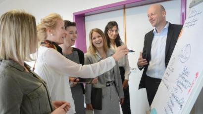 Bild: Gabi Schönberger
Professor Schicker mit Studentinnen am Flip-Chart.