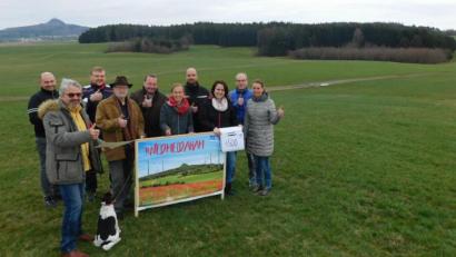 Bild: hai
Die Alarmglocken schrillen bei der BI "Windparkfreie HEIMAT Rund um den Rauhen Kulm (RudRK)". Vor-Ort-Termin des Steuerungsgremiums um BI-Sprecherin Bettina Stickling, Hermann Preißinger, Melanie Herrmann, Andreas Hader, Heidi Schaeffler, Peter Stickling, Berthold Bergner, Winfried Hübner; Karlheinz Schultes und Gerd Neubauer (von links).