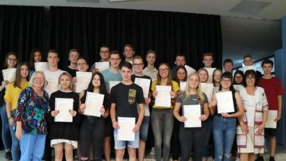 Bild: exb
Schulleiterin Hannelore Reil-Heining überreichte die Zertifikate in einer Feierstunde an die Realschüler und dankte für deren Fleiß.