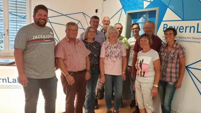 Bild: bsc
Der Leiter des „Bayern-Lab“ Wunsiedel, Stefan Philipp (links), führte Mitglieder der Kolpingsfamilie durch eines der dreizehn modernsten IT-Labore in Bayern. Im Bild ein Teil der Teilnehmergruppe der Kolpingsfamilie Friedenfels.