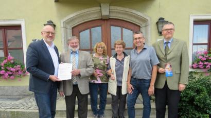 Bild: ubb
Mit viel Elan fürs anstehende Projekt nahmen Dritter Bürgermeister Franz Schöner, Rosa Schöner, Hama Noravcova und Bürgermeister Josef Schmidkonz (von links) den Förderbescheid der Euregio Egrensis von Harald Ehms und Alexander Dietz (links und rechts außen) in Empfang.