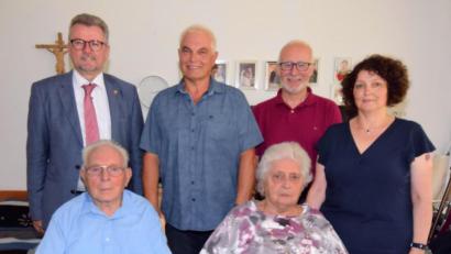 Bild: no
Diamantene Hochzeit feiern Johann und Maria Schachtl. Zu den Gratulanten gehören (hinten, von links) Bürgermeister Michael Göth, Sohn Hans, Schwiegersohn Dieter und Tochter Regina.