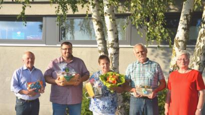 Bild: es
Vier Säulen der Grundschule nehmen von Rektorin Ullrike Uhlemann (rechts) und der Schulfamilie Abschied: Rudi Braun, Thomas Troidl, Rita Burger und Oskar Götz (von links).