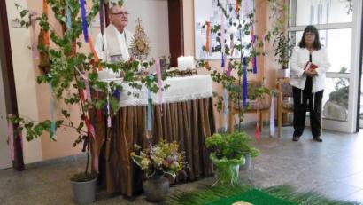 Bild: myd
In der festlich geschmückten Eingangshalle feiert Monsignore Andreas Uschold mit dem Bewohnern des Hammergmünder Seniorenheims nach der Prozession einen Gottesdienst. Liebevoll haben die Bewohner gemeinsam mit Betreuungskräften "Blumenteppiche" aus Papierkügelchen gelegt.