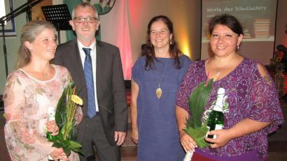 Bild: sck
Verabschiedung aus dem Elternbeirat (von links) Claudia Laur, Rektor Ferdinand Höllerer, Konrektorin Renate Schmidt und Elternbeiratsvorsitzende Britta Böttcher.