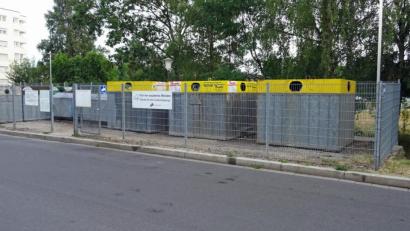 Bild: Reinhold Dobmeier
Ein Foto als Beleg: Der Container-Standort in der Königsberger Straße sei inzwischen „picobello sauber“, erklärt unser Mitarbeiter Reinhold Dobmeier. Stadtrat Hans Sperrer äußerte einen anderen Eindruck.