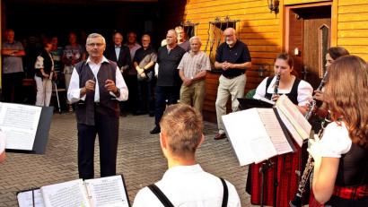 Bild: zer
Das Geburtstagskind Josef Kammerer beim Dirigieren der Blaskapelle. Seine Gratulanten im Hintergrund schauten und hörten zu, ob die Takte auch richtig eingesetzt wurden.