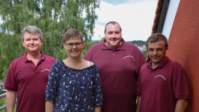 Bild: egl
Die neue Frauenbeauftragte Anja Jäger der Haselmühler Feuerwehr (Zweite von links) mit Schriftführer Wolfgang Scharl (links) und Vorsitzendem Matthias Thau sowie Kassier Christian Fellner (von rechts).