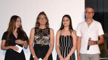Bild: exb/Mittelschule Neustadt a.d. Waldnaab
Die Zehntklässlerin Lea Eich (1,33), Paulina Steinert (1,67) und Ellen Peters (1,89) zeigten herausragende Leistungen.