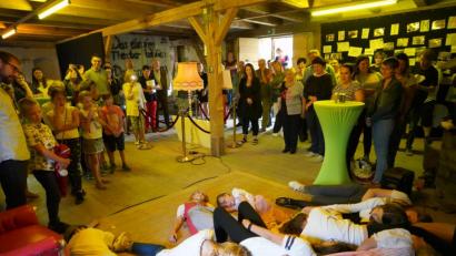 Bild: fvo
Blick in die Zukunft in Sachen Heimat. LTO-Kinder spielen im Vorraum des alten Raiffeisengebäudes Situationen, wie sie die "Heimat-Zukunft" sehen.