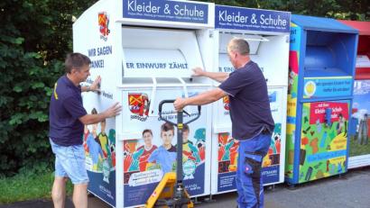 Bild: bkr
Alexander Danzer (links) und Günter Maier (rechts) stellen zwei neue Container auf dem Recycling-Platz in der Bahnhofstraße auf. Die Feuerdrachen sagen schon mal „Danke“.