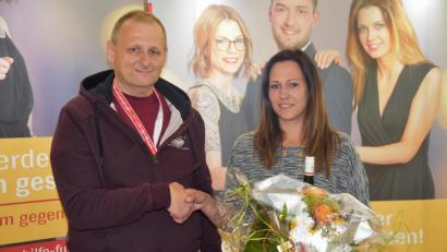 Bild: ü
Christine Ertl aus Höfen gibt als 50.000. Spenderin bei einer Typisierung des Vereins "Hilfe für Anja" ihre Probe ab. Vorsitzender Michael Sporrer freut sich über den Meilenstein.