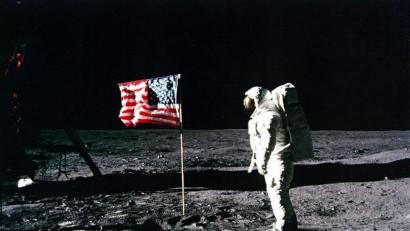Bild: Nasa
Apollo 11-Astronaut Edwin „Buzz“ Aldrin steht 1969 neben der US-Flagge auf dem Mond. Foto: Nasa/EPA