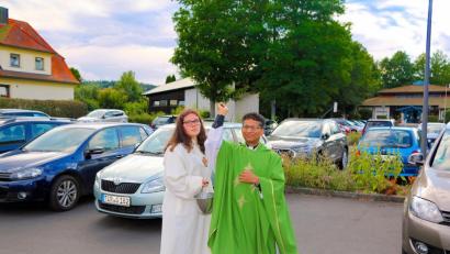 Bild: bsc
Lange war Pfarrer Joseph unterwegs, um alle abgestellten Fahrzeuge auf dem Parkplatz vor der Steinwaldhalle zu segnen. Rechtzeitig vor Beginn der Ferien- und Urlaubszeit bat er um rücksichtsvolle und verantwortungsbewusste Teilnahme am Straßenverkehr.