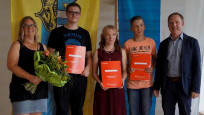 Bild: arw
Lehrerin Alexandra Ertl (links) und Rektor Rainer Hetz (rechts) verabschieden Fabian Bäumler, Sven Becker und Anna-Lena Schricker (von links).
