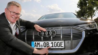 Bild: Wolfgang Steinbacher
Ambergs Oberbürgermeister Michael Cerny fährt jetzt elektrisch. Mit einem Audi e-tron und 380 PS.