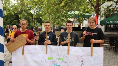Bild: Thomas Dobler
„We are the future“, wir sind die Zukunft, betonten die Schüler, die sich für die erste „Fridays for Future“-Kundgebung im Landkreis Schwandorf auf dem Kolpingplatz eingefunden hatten.