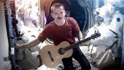 Bild: Chris Hadfield/CSA/NASA
Astronaut Chris Hadfield sang 2013 auf der Internationalen Raumstation ISS seine Version von Bowies "Space Oddity".