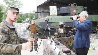 Bild: bl
Bundestagsabgeordneter Karl Holmeier (rechts) testet die optische Ausrüstung der Bundeswehr und staunt über ein Fernglas, mit dem man 25 Kilometer weit sehen kann. Im Hintergrund der Panzer "Puma", der seit dem vergangenen Jahr Geräte aus den 70er Jahren ersetzt.