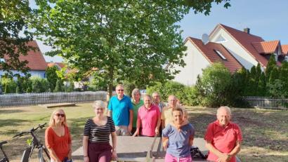 Bild: Katharina Hackl 
Anwohner äußerten beim Feierabend-Seidl der SPD ihre Wünsche für den Spielplatz im Köferinger Erikaweg.