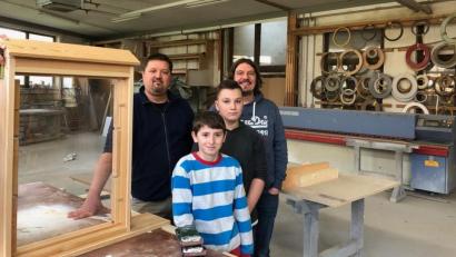 Bild: Mittelschule Waldsassen/exb
Schreinermeister Dieter Grillmeier und die Mittelschüler Jonas Eckstein und Julian Danhof zusammen mit dem Leiter der Imkergruppe Matthias Burger (von links).