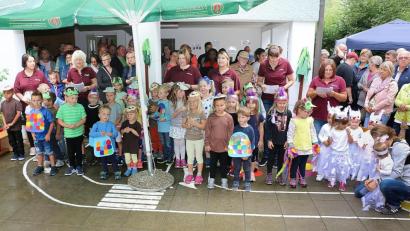 Bild: bsc
Mit einem gemeinsamen Lied verabschiedeten sich das Kindergartenteam und die Mädchen und Jungen.