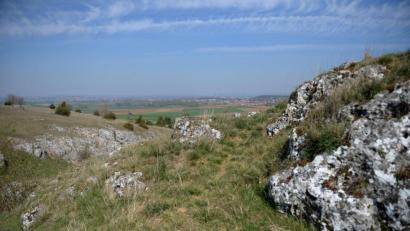 Bild: Stefan Puchner
Das durch einen Meteoriteneinschlag entstandene Nördlinger Ries weist ähnliche Gesteinsstrukturen auf, wie sie auf dem Mond zu finden sind.