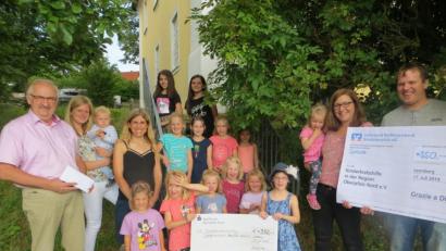 Bild: exb
Mitglieder des Kinderchors Leonberg mit Leiterin Michaela Teubner (Vierte von links) und des Chors "Grazie a Dio" mit Leiterin Michaela Burger (Zweite von rechts) überreichten insgesamt 700 Euro für die Kinderkrebshilfe Oberpfalz Nord an Herbert Putzer (links).