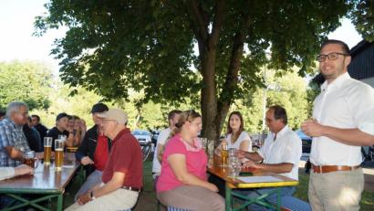 Bild: du
Im lauschigen Kastaniengarten am Sportheim stellte sich Bürgermeister Ernst Lenk (rechts) beim CSU-Bürgergespräch zahlreichen heiklen Fragen und brisanten Themen aus einem großen Zuhörerkreis, darunter ungewöhnlich viele Jugendliche.
