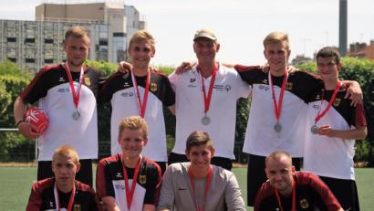 Bild: fz
Den Deutschen Adler auf der Brust und Silber um den Hals tragen die HPZ-Sportler (vorne von links) Andre Pusch, Markus Völkl, Julian Müssig, Arber Zarbeli sowie (hinten von links) Woldrich Lukas, Fritsch Felix, Stephan Schieder, David Woldrich, Felix Konrad.