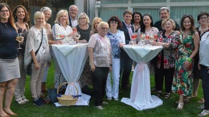 Bild: Kunz
Der frischgebackene OB-Kandidat der CSU, Benjamin Zeitler, fühlt sich pudelwohl zwischen den Damen der Frauen-Union.