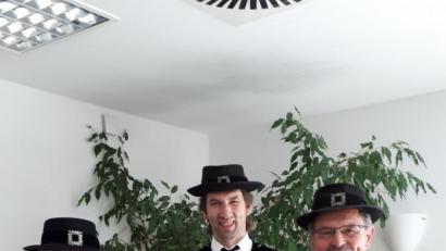 Bild: ads
Die Vorsitzenden Lorenz Gebert und Robert Zimmermann (von rechts) und Kassier Georg Bauer überreichten die Ernennungsurkunde an das neue Ehrenmitglied Theresia Luber.