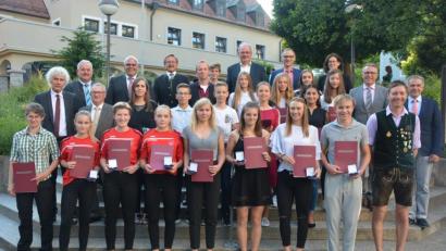 Bild: jr
Mit der Johann-Andreas-Schmeller-Medaille zeichnete Landrat Wolfgang Lippert (2. von links) diese herausragenden Einzelsportler aus dem Landkreis Tirschenreuth aus. Sportlich kann sich der Landkreis auch überregional sehen lassen, wie die vielen Meisterschaften und Titel beweisen.