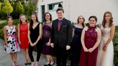 Bild: usc
Schulleiterin Brigitte Conchedda (links) mit den Schulbesten des Entlassungsjahrgangs 2019 (von links): Emily Landel, Hannah Feil, Erika Groß, Maximilian Delling, Meagan Tanascu, Lea Rohde und Sophie Burgdorf.
