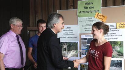 Bild: Hirsch
Regierungspräsident Axel Bartelt beglückwünscht Projektsiegerin Eva-Maria Bäuml (rechts). Links Behördenleiter Georg Mayer, daneben der Zweitplatzierte Thomas Blödt.