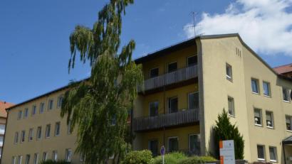 Bild: dob
Das Krankenhaus Vohenstrauß ist ein Belegkrankenhaus mit 45 Betten, wo laut Homepage der Kliniken AG jährlich 1500 Patienten internistisch und chirurgisch versorgt werden. Vor wenigen Wochen war die vorübergehende Schließung ein heiß diskutiertes Thema.