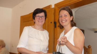 Bild: rn
Mit einem Mittel, das vor "Spinnerei" schützt, bedankt sich Monika Stopfer vom Katholischen Frauenbund bei Kathrin Karban-Völkl für die in überaus heiterer Weise vermittelten Lebenshilfen.