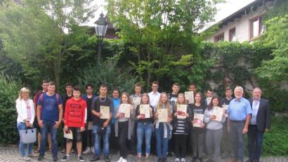 Bild: ads
Bürgermeister Sepp Reindl und der Vorsitzende der Gebietsverkehrswacht Hirschau-Schnaittenbach Hubert Ritz (v.r.) würdigten die Leistung der Schulabgänger der Schnaittenbacher Mittelschule als Schüler- und Buslotsen.