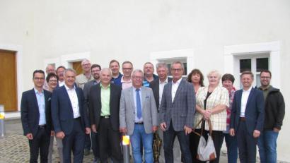 Bild: exb
Die Kreisräte zeigen sich angetan vom Ergebnis der Sanierung des Kulmainer Verwaltungsgebäudes. Hausherr Bürgermeister Günter Kopp (Achter von links) erklärt ihnen bei einer Führung die Maßnahme.