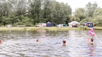 Bild: bk
Drei verschiedene Abzeichen erwerben 72 Teilnehmer beim Totenkopfschwimmen auf dem Baggerweiher.