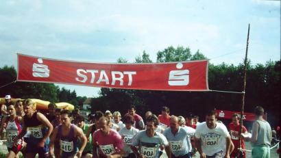 Bild: eib
Bei der Premiere des Johannislaufs 1995 waren 57 Teilnehmer am Start, bereits ein Jahr später (Foto) gingen bereits 144 Sportler auf die Strecke.