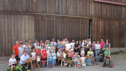 Bild: exb
Die große Besuchergruppe auf dem Hof der Familie Grillmeier in Pechofen.