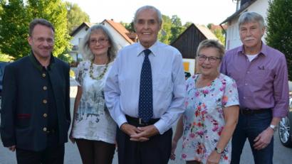 Bild: dob
Hannes Sennert (Mitte) reicht nur den Chorleiterstab an Elfriede Portner (Zweite von rechts) weiter. Als Chorsänger macht er noch gerne noch im Kirchenchor Oberlind weiter. Dekan Alexander Hösl (links) und Kirchenpfleger Hans Kopp (rechts) dankten auch Sennerts Ehefrau Gisela (Zweite von rechts) für die langjährige Unterstützung.