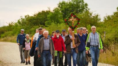 Bild: bö
Auch in diesem Jahr pilgerte wieder eine Wallfahrtsgruppe aus Schmidmühlen zum Skapulierfest nach Hohenfels - einmal quer durch den Truppenübungsplatz.